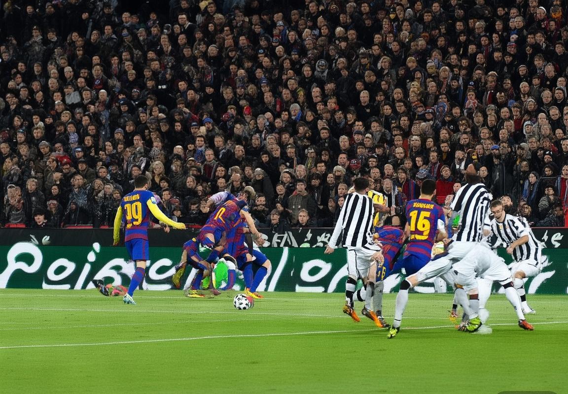 巴塞罗那对尤文图斯：悬念对决中的战术对决与精彩瞬间回顾(图1)